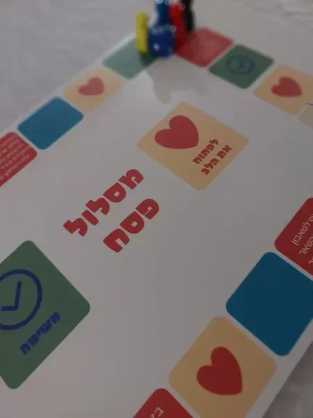 ערכת פעילות לפסח מסודרת על שולחן עם חומרים צבעוניים ומדריך