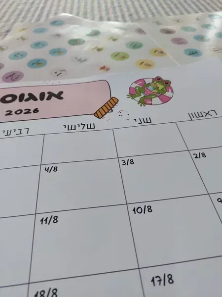 ערכת פעילות לפסח מסודרת על שולחן עם חומרים צבעוניים ומדריך